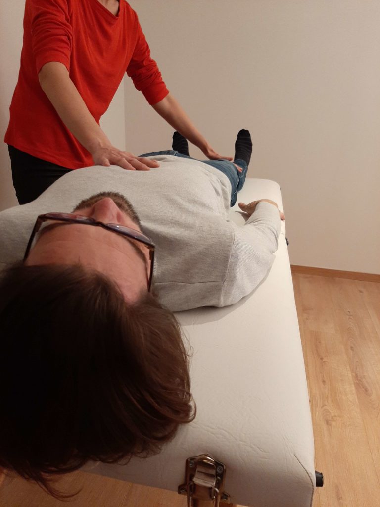 kinésithérapeute exerçant sur un client kinésithérapeute exerçant La MTI (microkiné) sur un client
